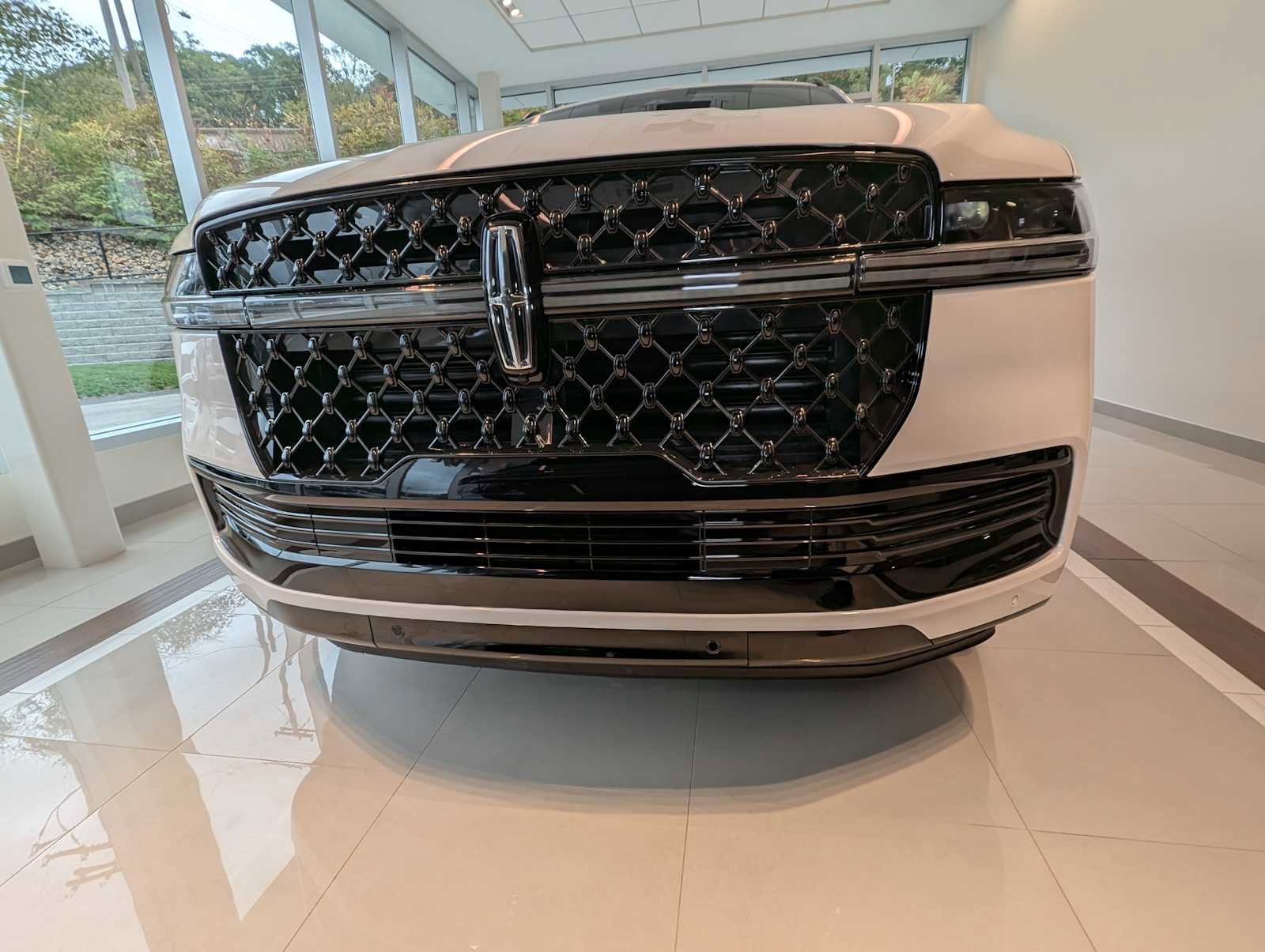 New 2025 Lincoln Navigator Reserve w/ Jet Appearance Package image 2