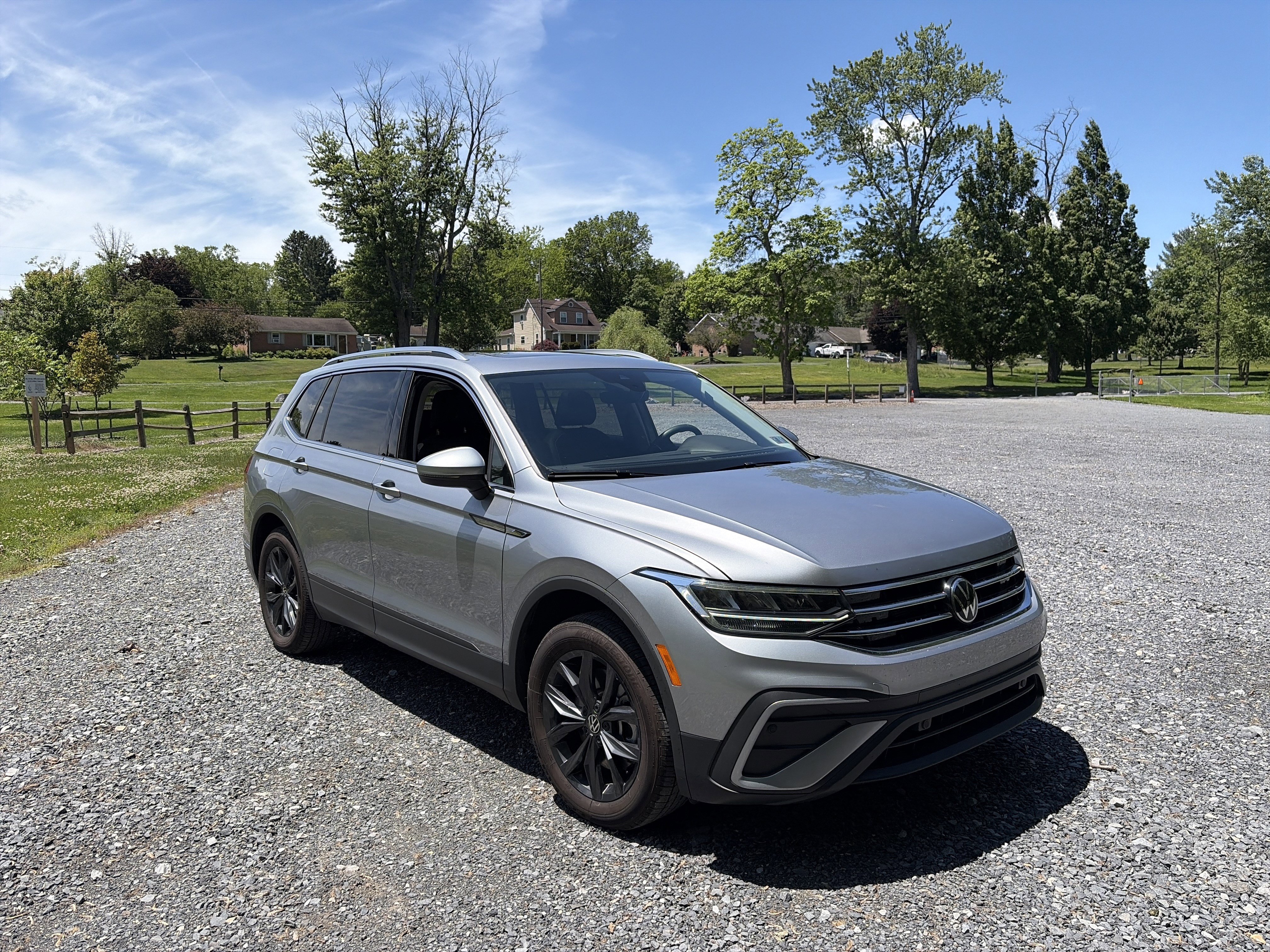 Used 2024 Volkswagen Tiguan SE w/ Panoramic Sunroof Package AWD/4WD image 3