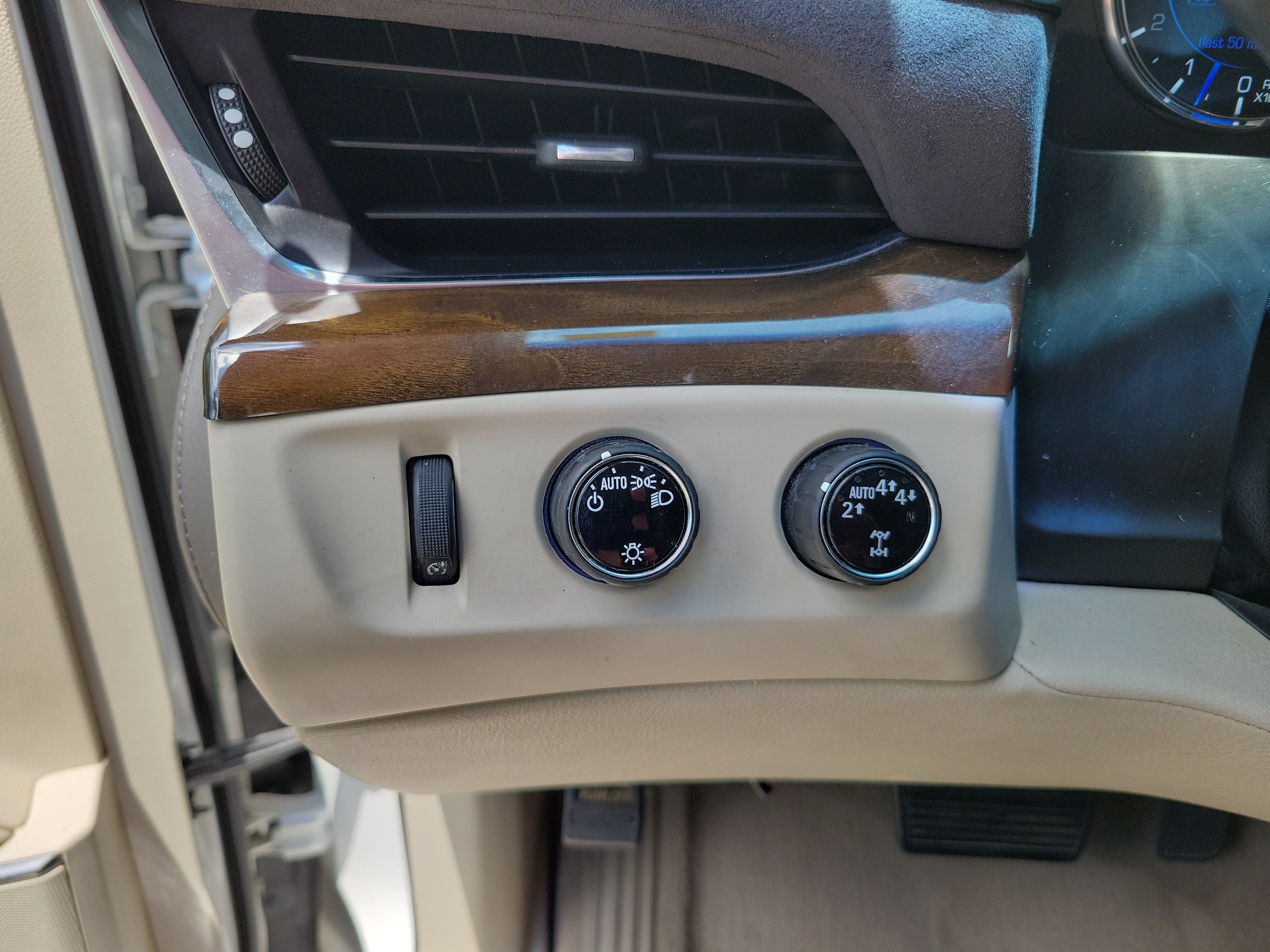Used 2018 Cadillac Escalade Luxury AWD/4WD image 26