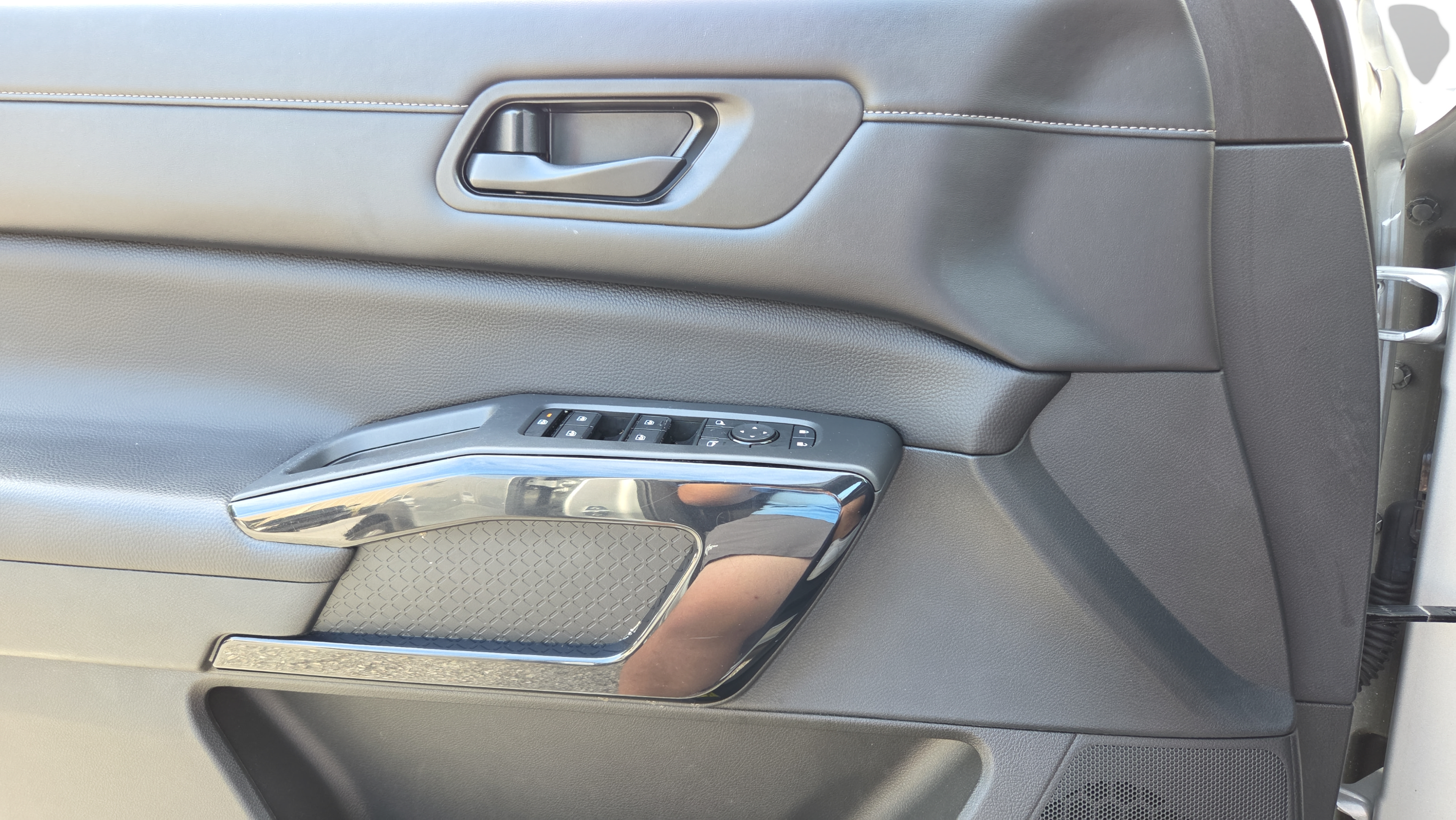 Used 2025 Nissan Pathfinder SV FWD image 27