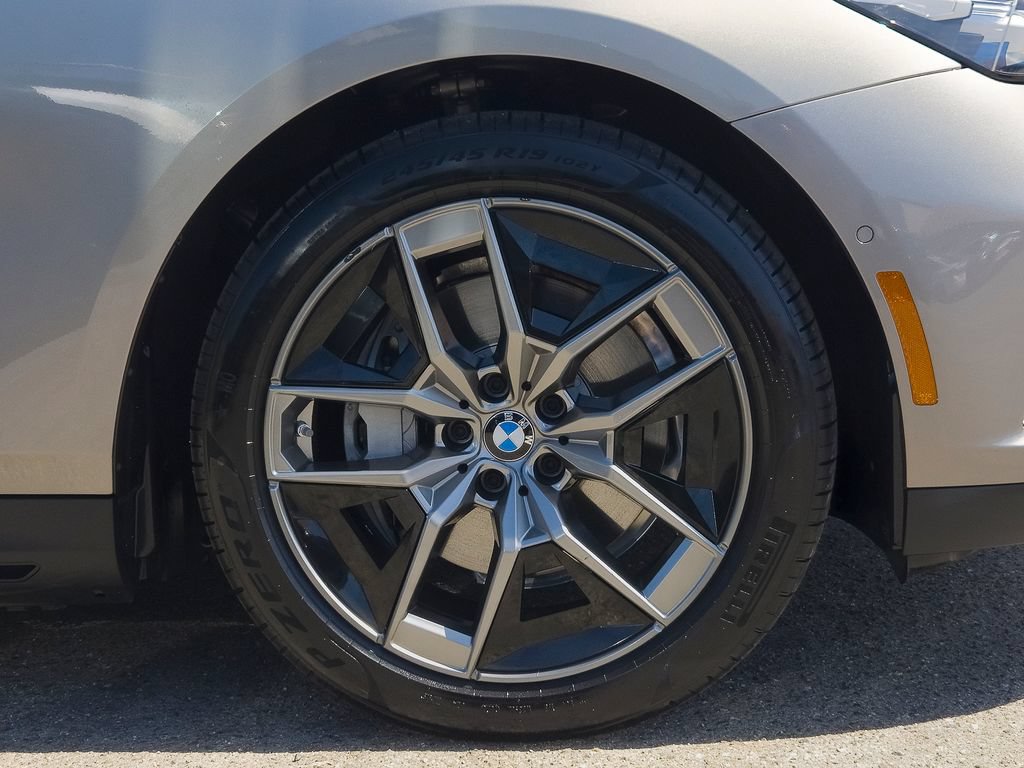 Used 2026 BMW i5 eDrive40 w/ Premium Package RWD image 6