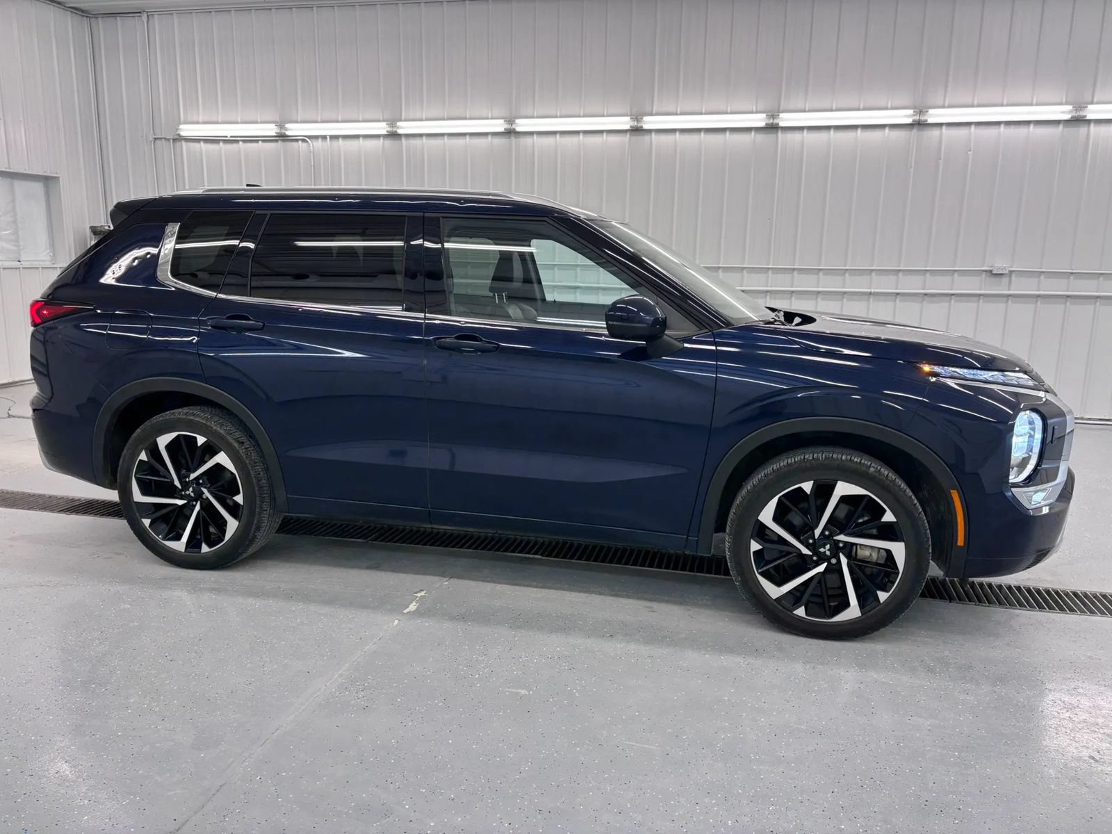 Used 2024 Mitsubishi Outlander SEL AWD/4WD image 2