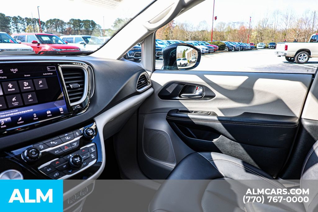 Used 2024 Chrysler Pacifica Touring-L image 47