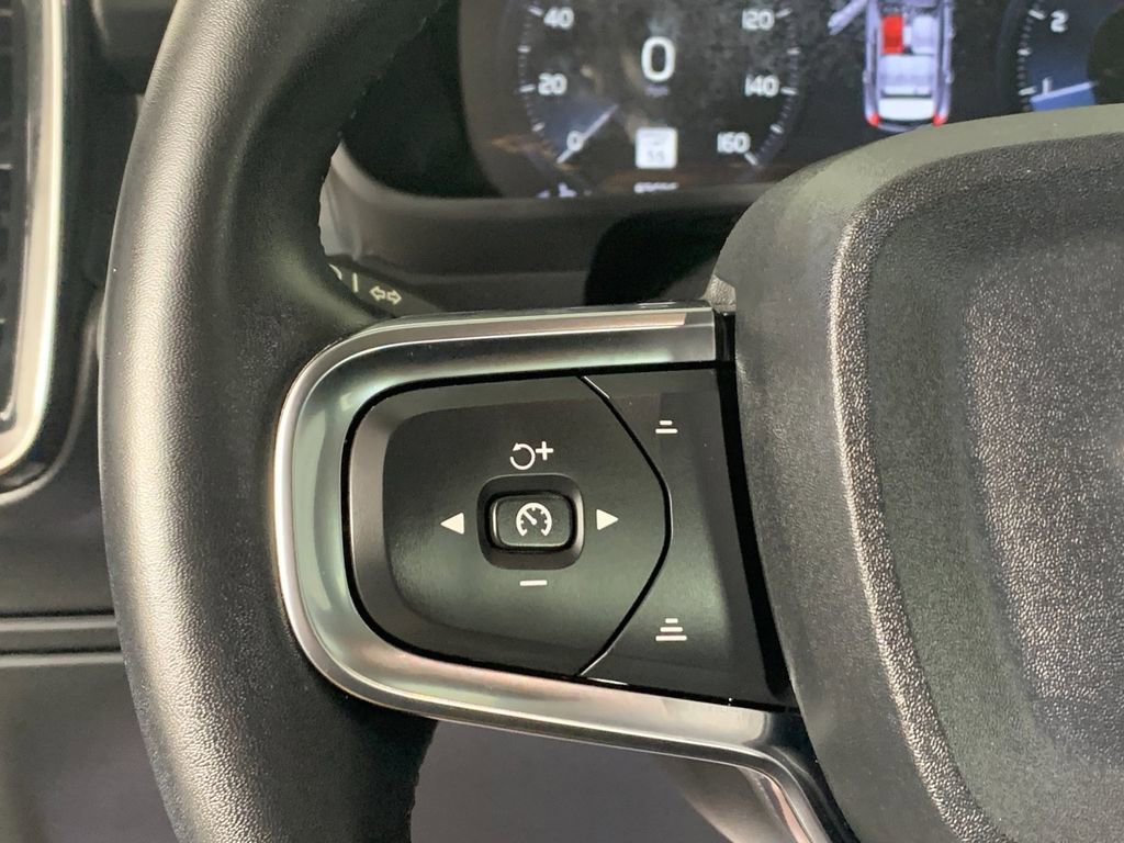 Used 2022 Volvo XC40 T5 Momentum image 19