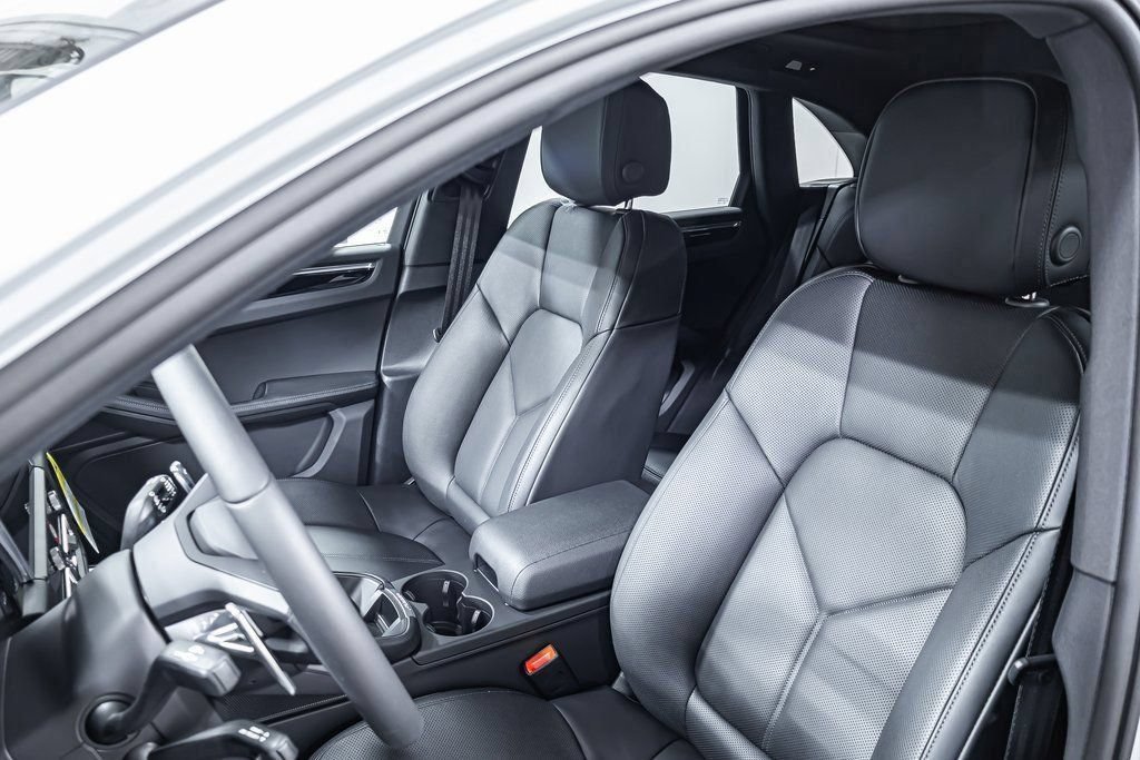Certified 2025 Porsche Macan AWD/4WD image 5