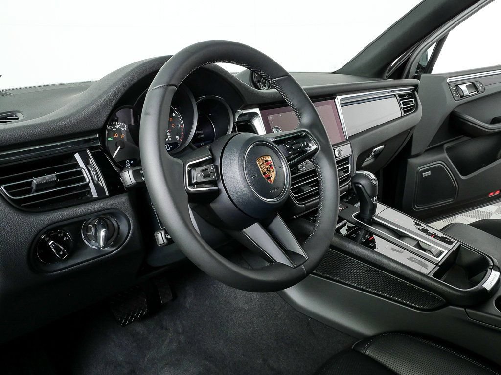Certified 2026 Porsche Macan AWD/4WD image 4