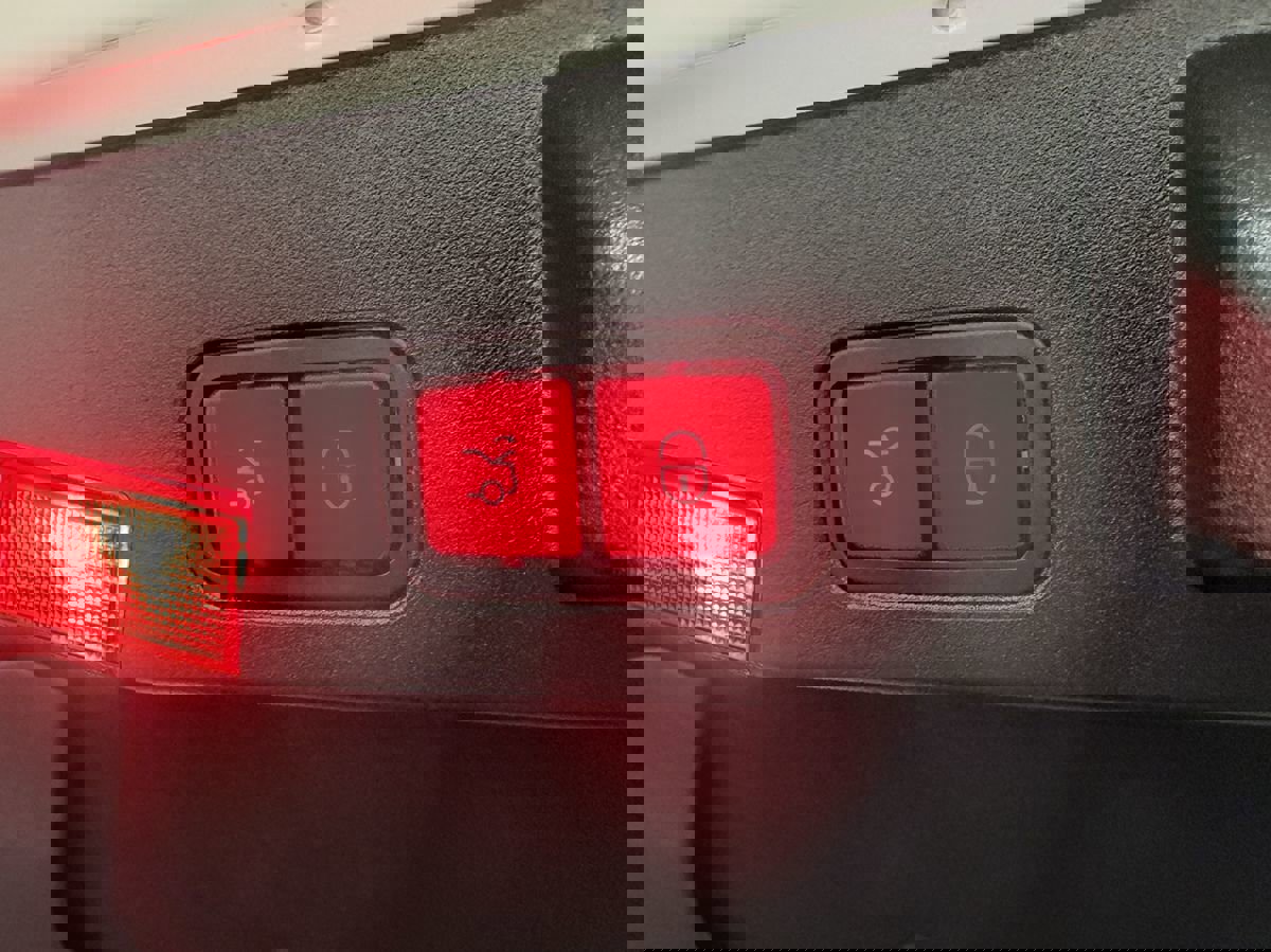 Used 2017 Mercedes-Benz SL 550 image 35