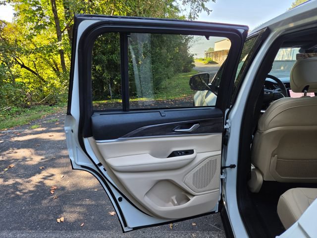 Used 2023 Jeep Grand Cherokee Limited w/ Luxury Tech Group II AWD/4WD image 33