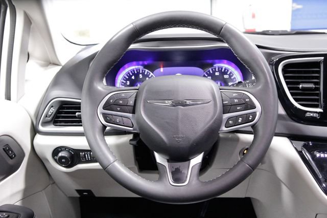 Used 2024 Chrysler Pacifica Touring-L FWD image 15