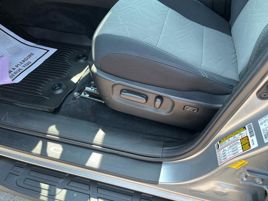 Used 2022 Toyota Tacoma TRD Off-Road image 8