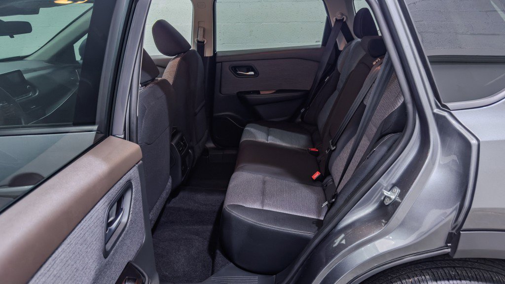 Used 2023 Nissan Rogue SV image 14