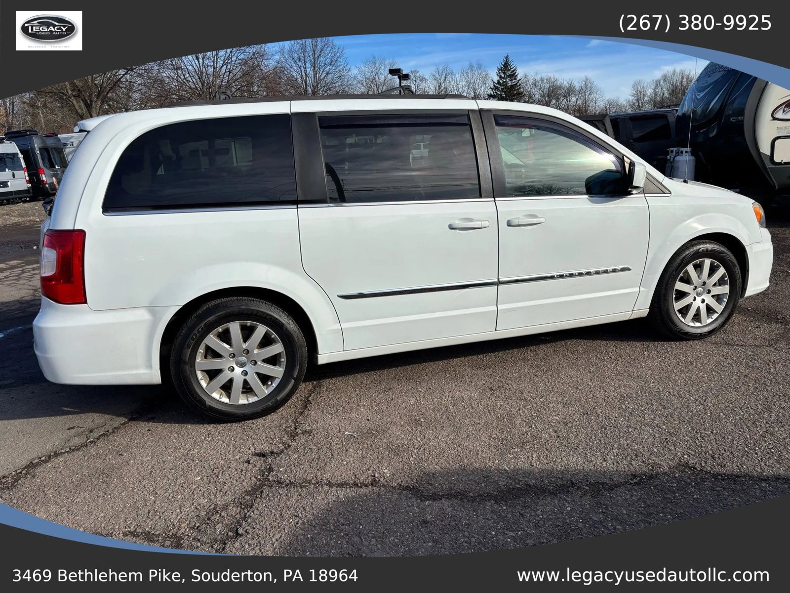 Used 2016 Chrysler Town & Country Touring FWD image 12