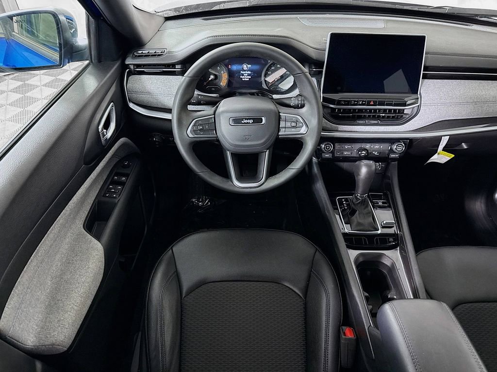 Used 2024 Jeep Compass Latitude AWD/4WD image 3