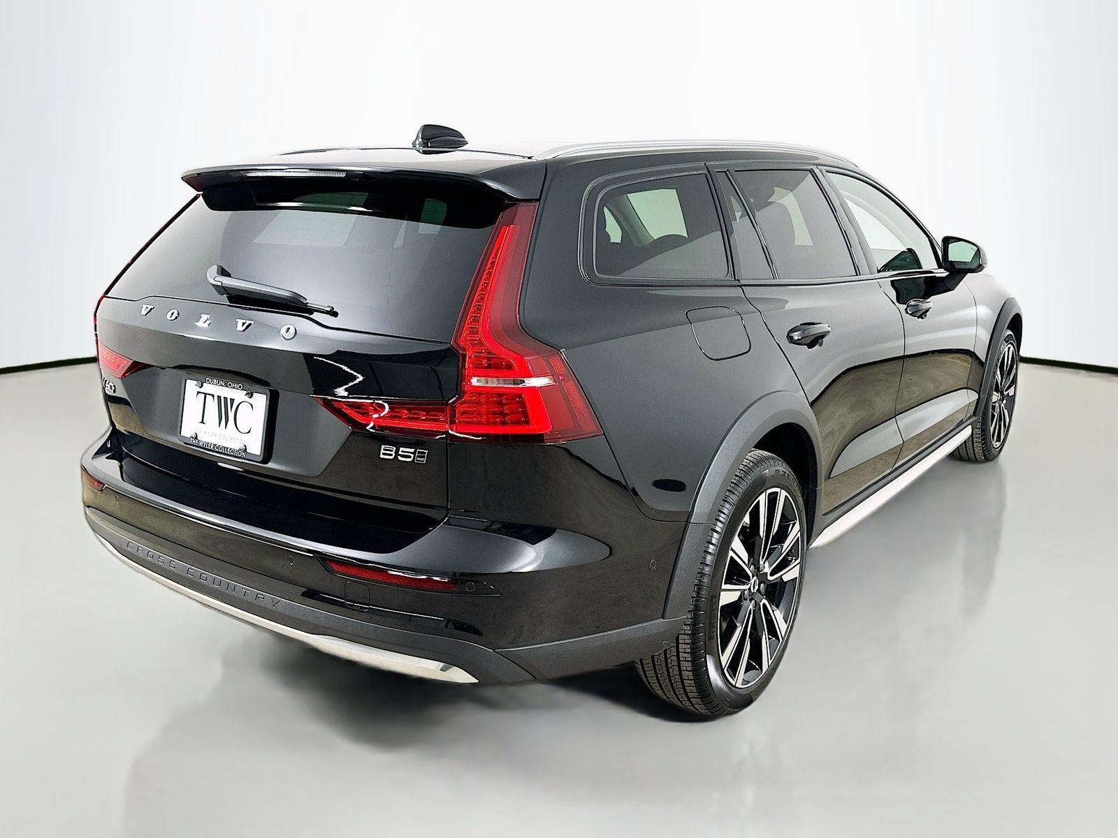 New 2026 Volvo V60 B5 Cross Country Ultra w/ Climate Package AWD/4WD image 5