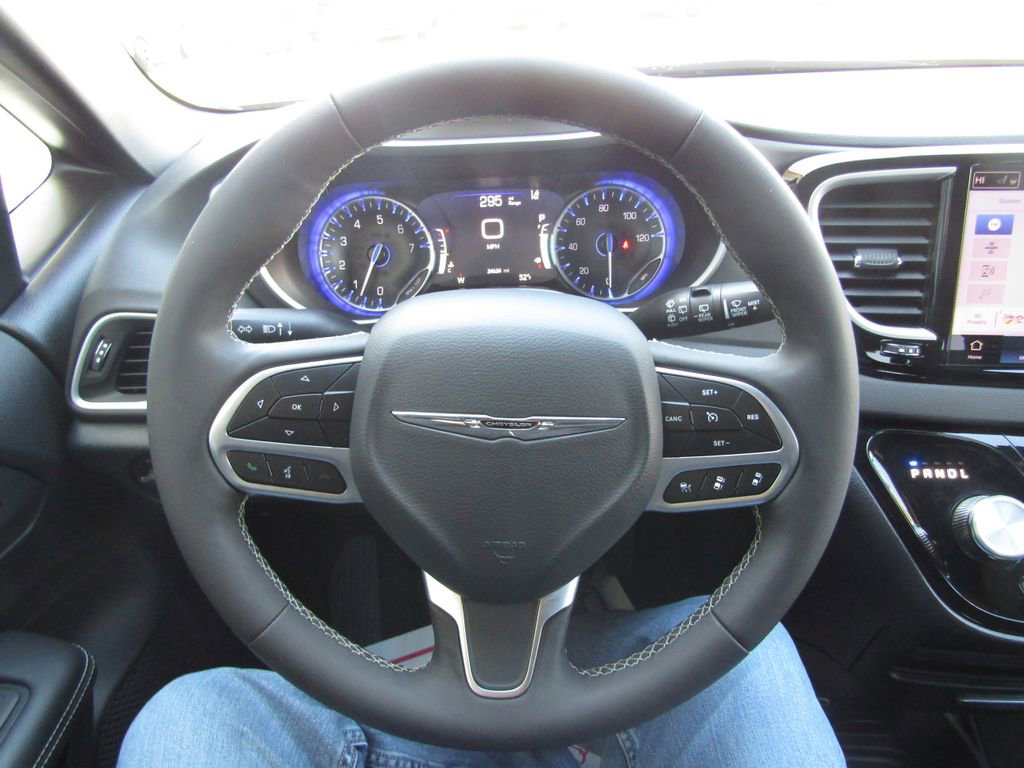 Used 2025 Chrysler Pacifica Select FWD image 27