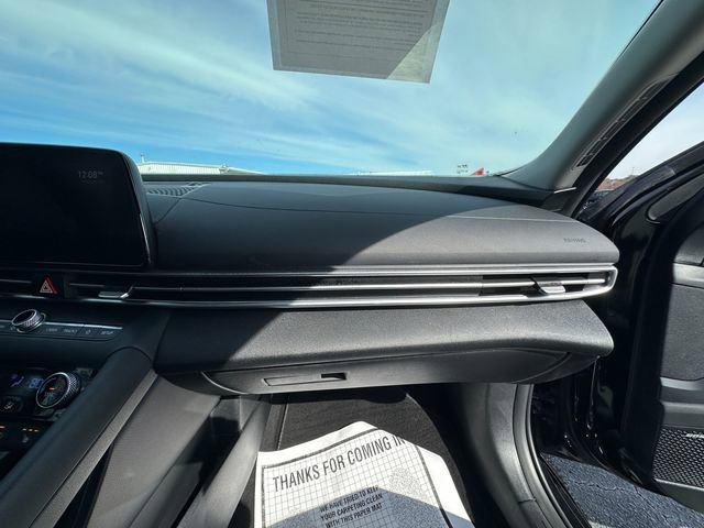 Used 2022 Hyundai Elantra Limited image 16