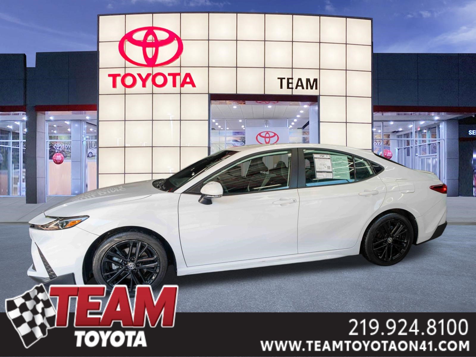 Used 2025 Toyota Camry SE FWD image 1