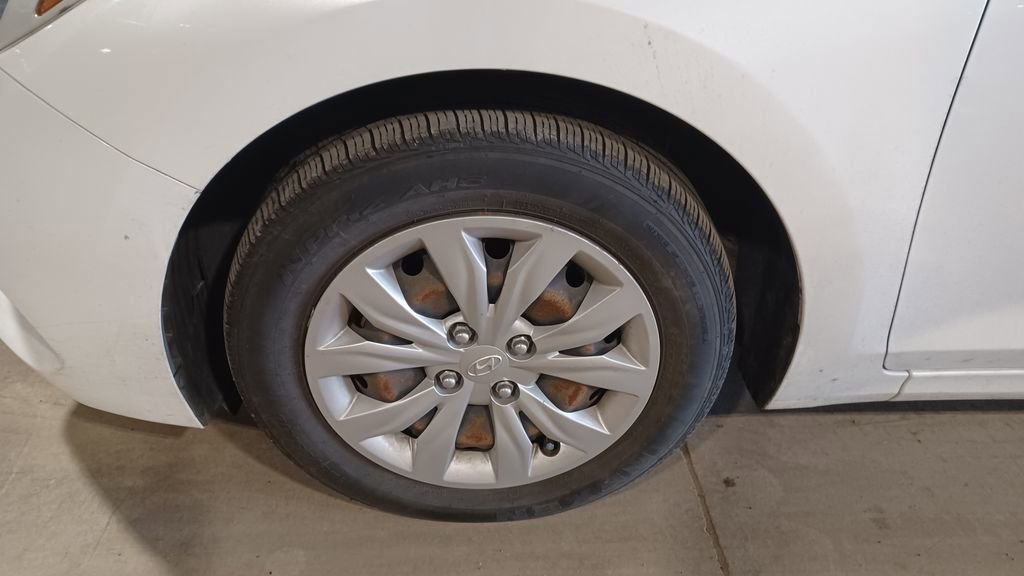 Used 2021 Hyundai Accent SE image 3