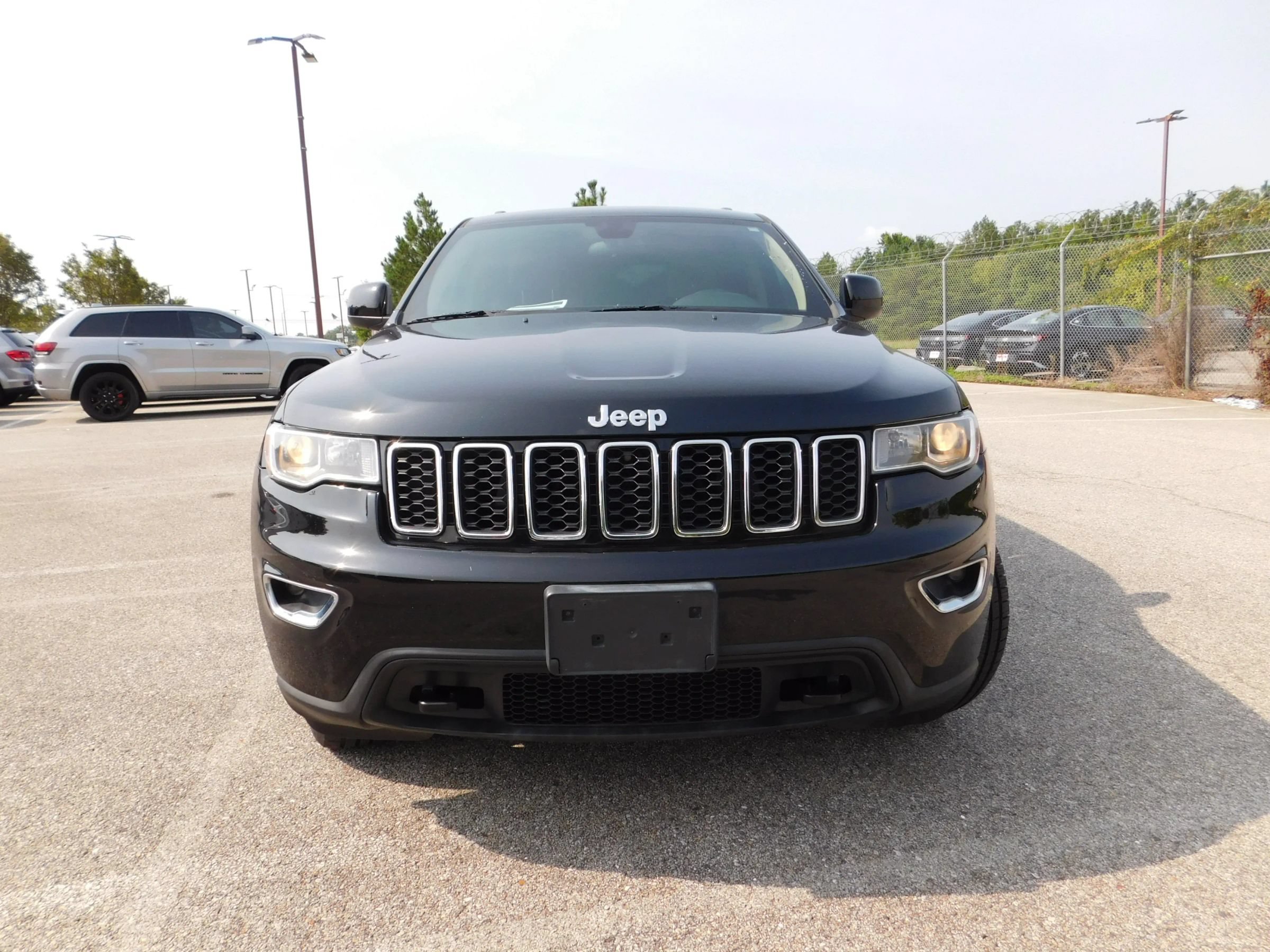 Used 2021 Jeep Grand Cherokee Laredo AWD/4WD image 3