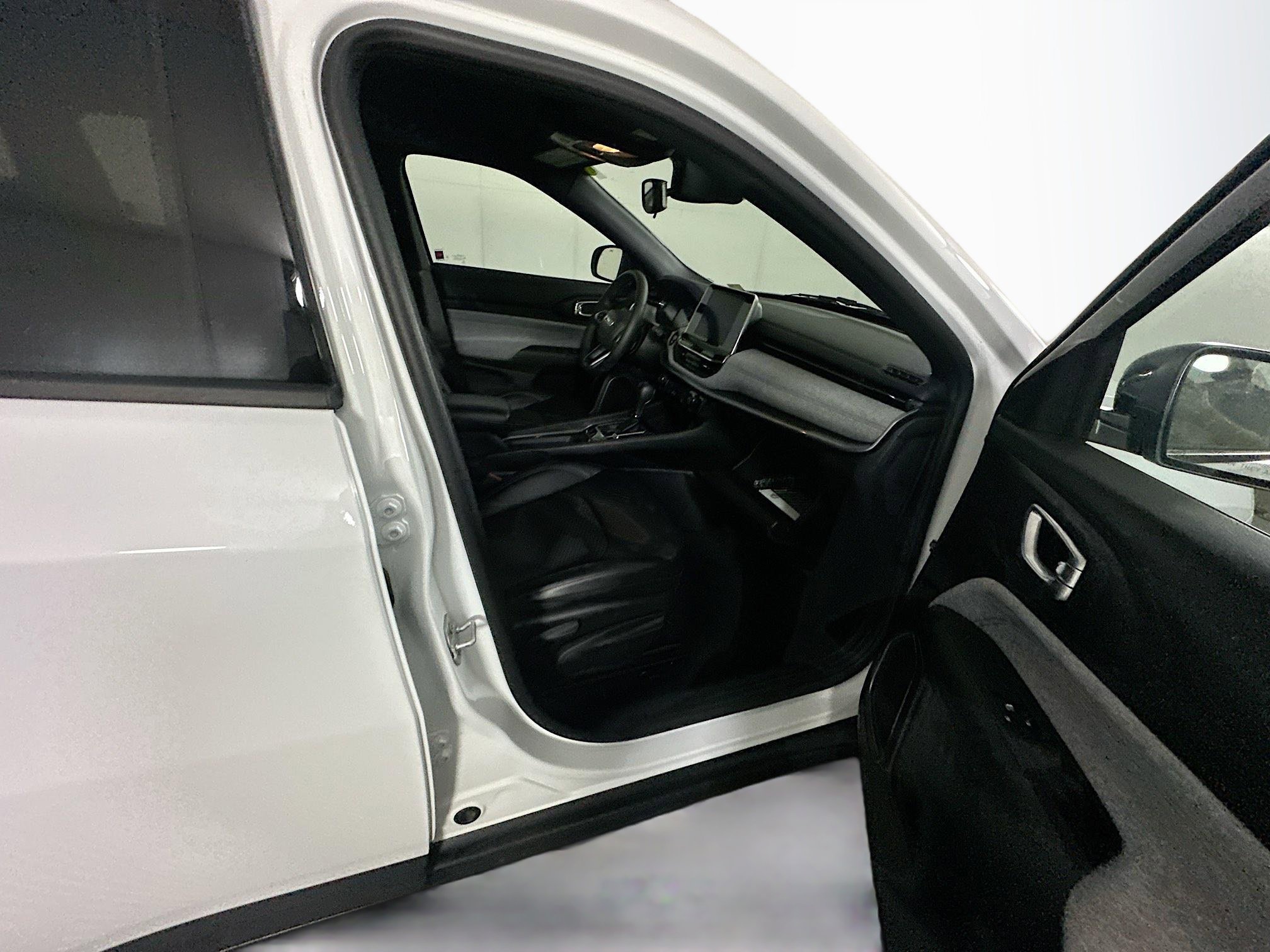 Used 2025 Jeep Compass Latitude image 29