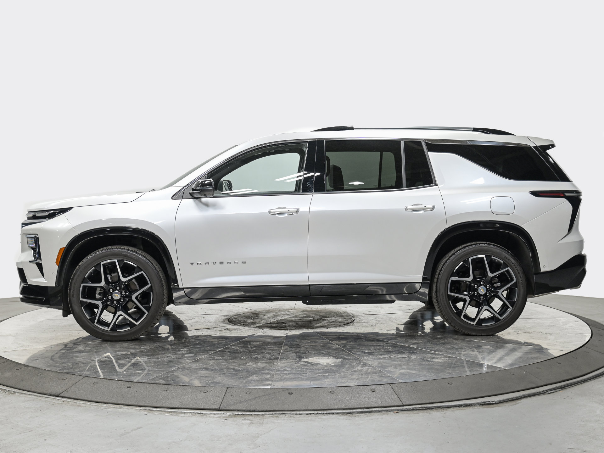 Used 2025 Chevrolet Traverse High Country AWD/4WD image 2