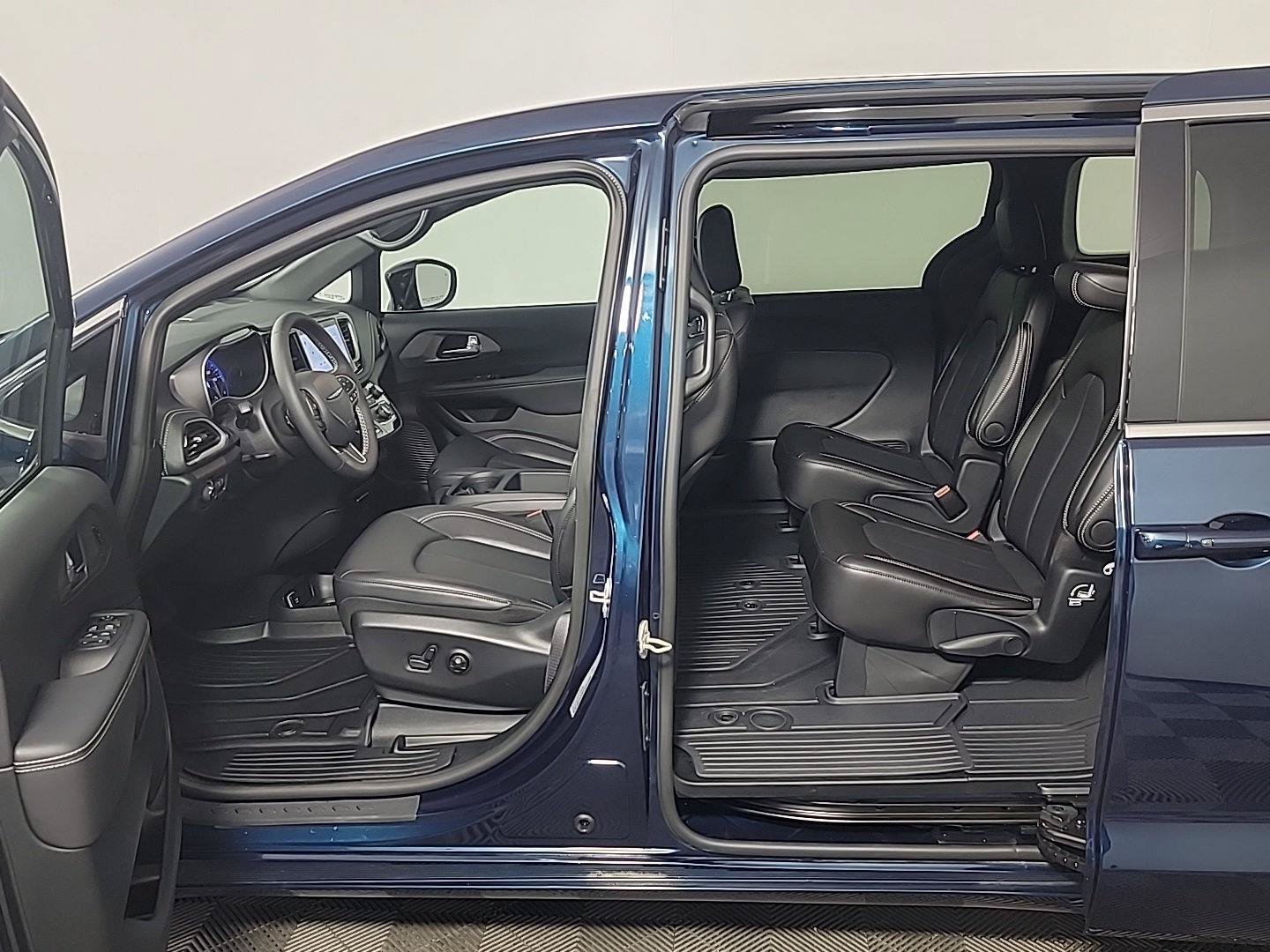 Used 2025 Chrysler Pacifica Select FWD image 17