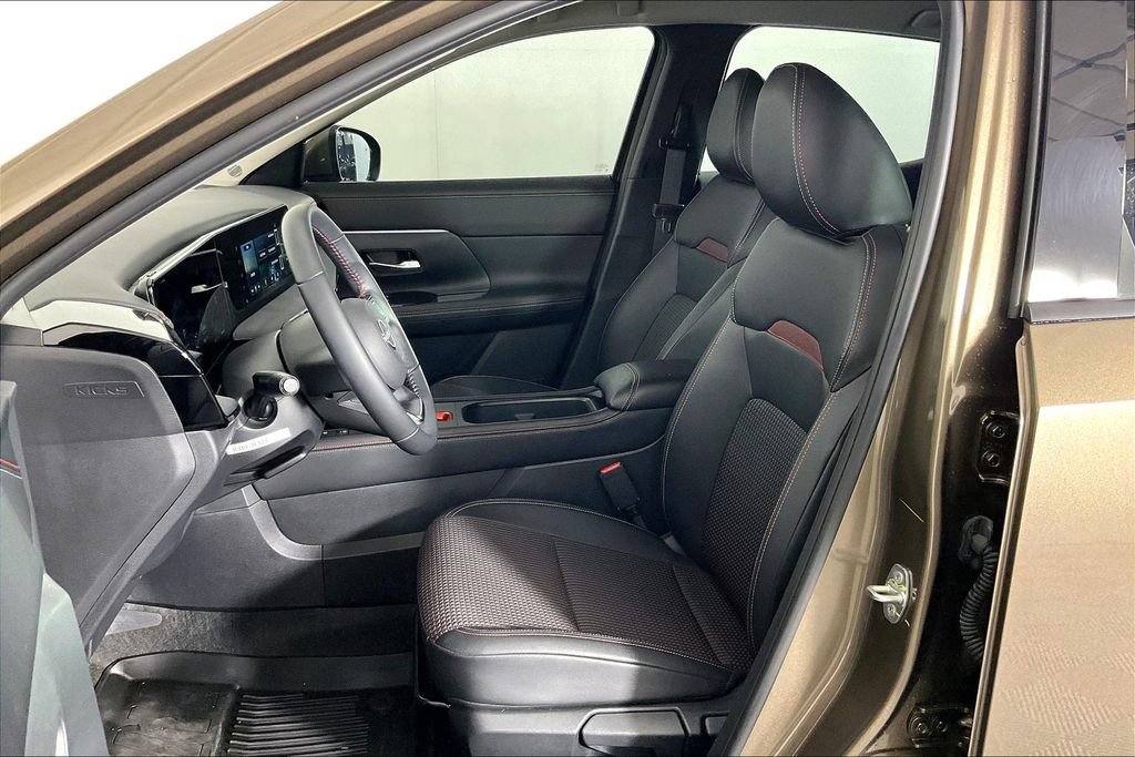 Certified 2025 Nissan Kicks SR FWD image 30