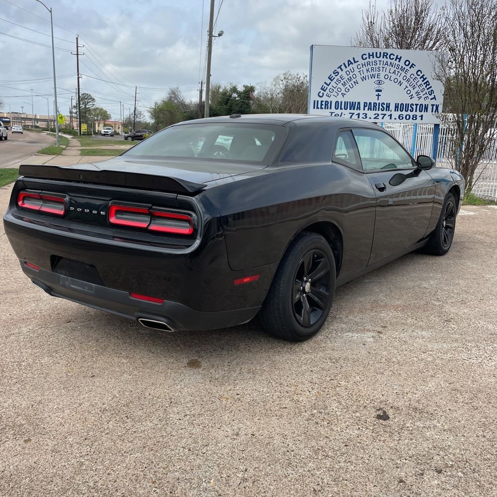 Used 2022 Dodge Challenger SXT image 3