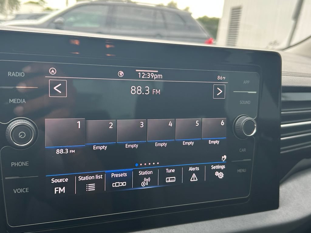Certified 2025 Volkswagen Jetta SE FWD image 15