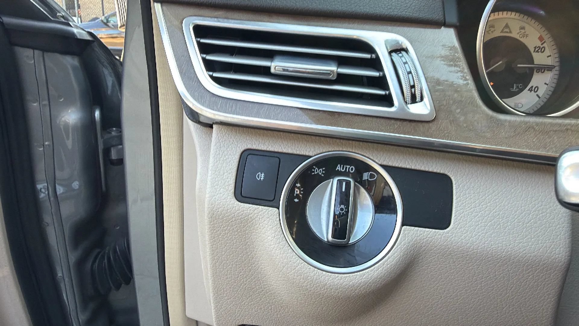 Used 2014 Mercedes-Benz E 350 4MATIC Sedan image 26