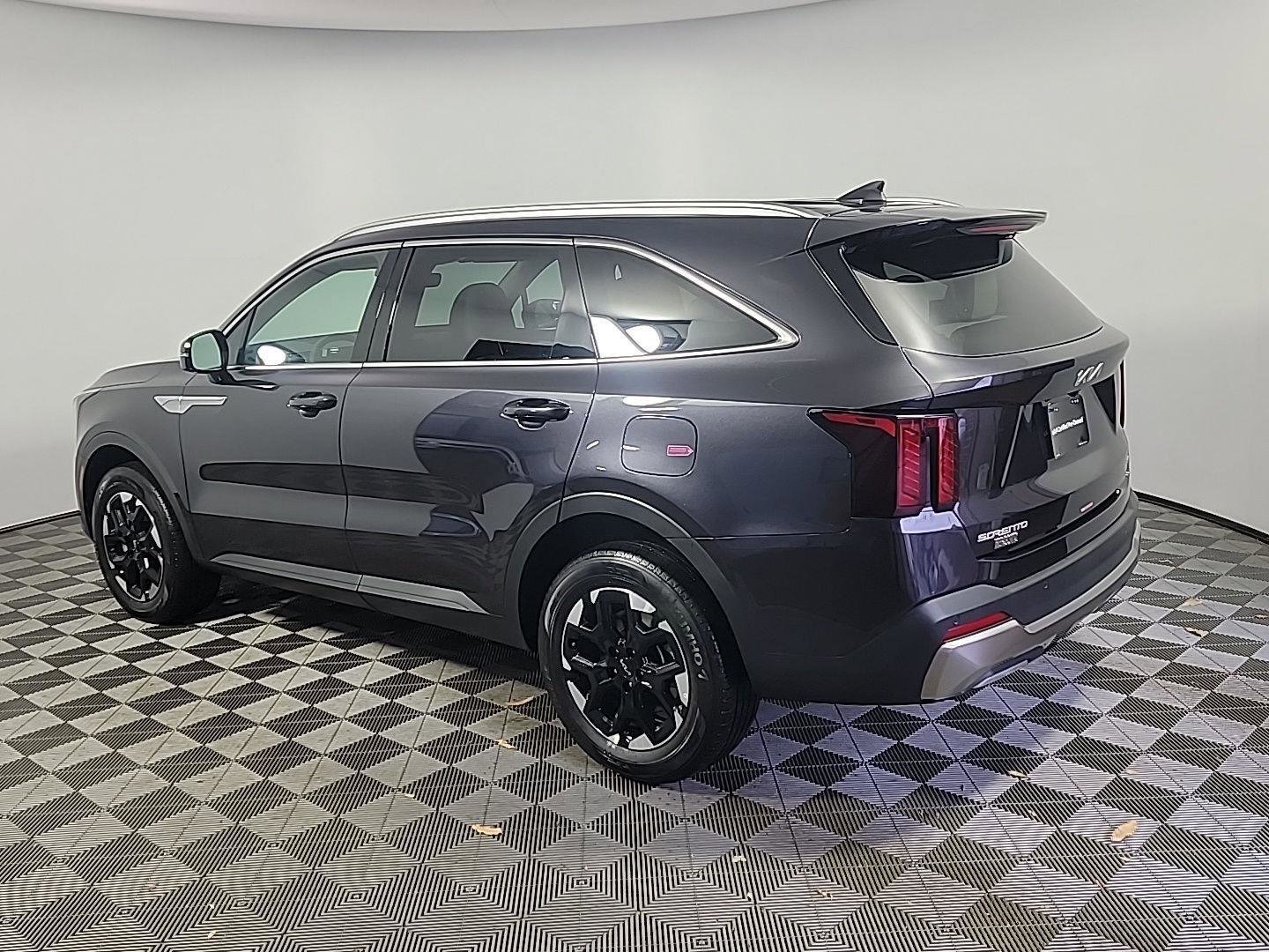 Used 2025 Kia Sorento S image 10