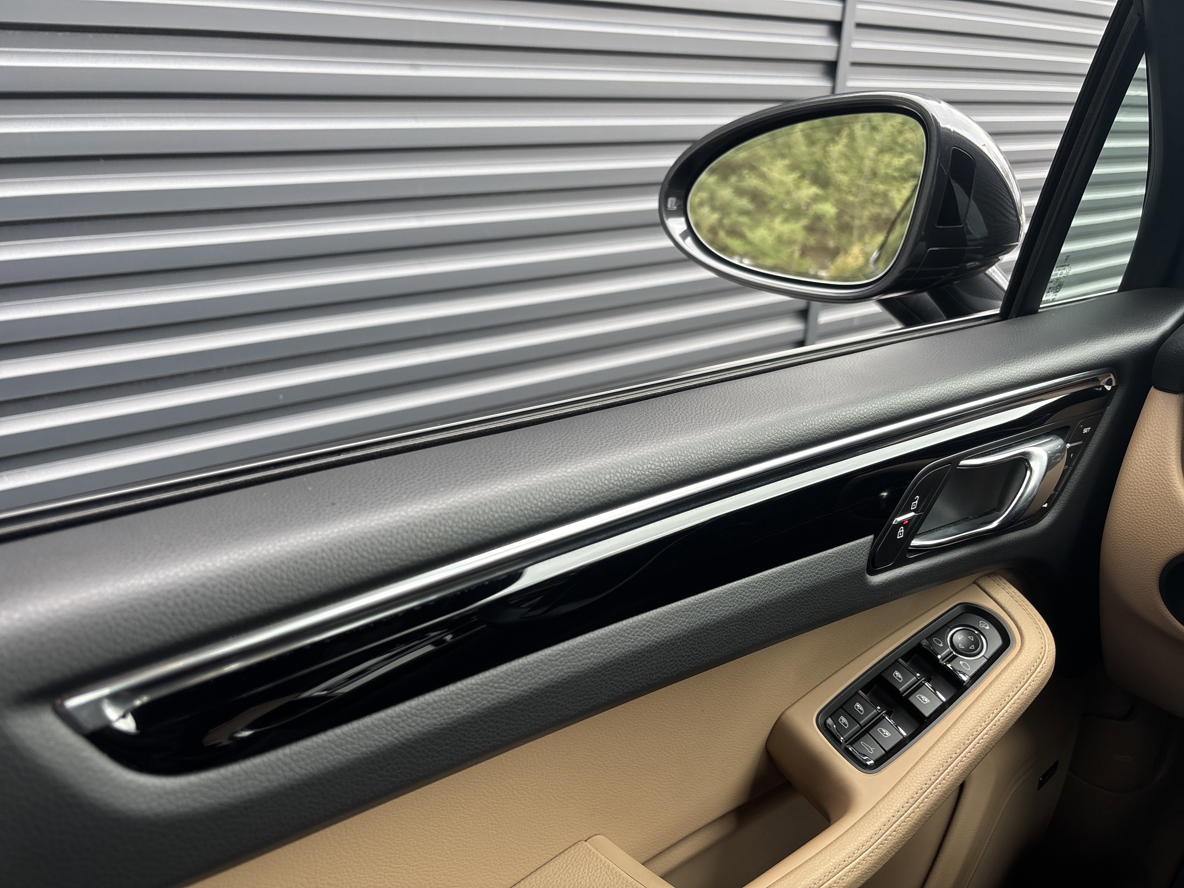 Certified 2025 Porsche Macan image 24