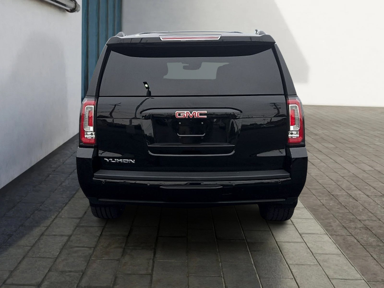 Used 2019 GMC Yukon SLT w/ Graphite Performance Edition AWD/4WD image 4