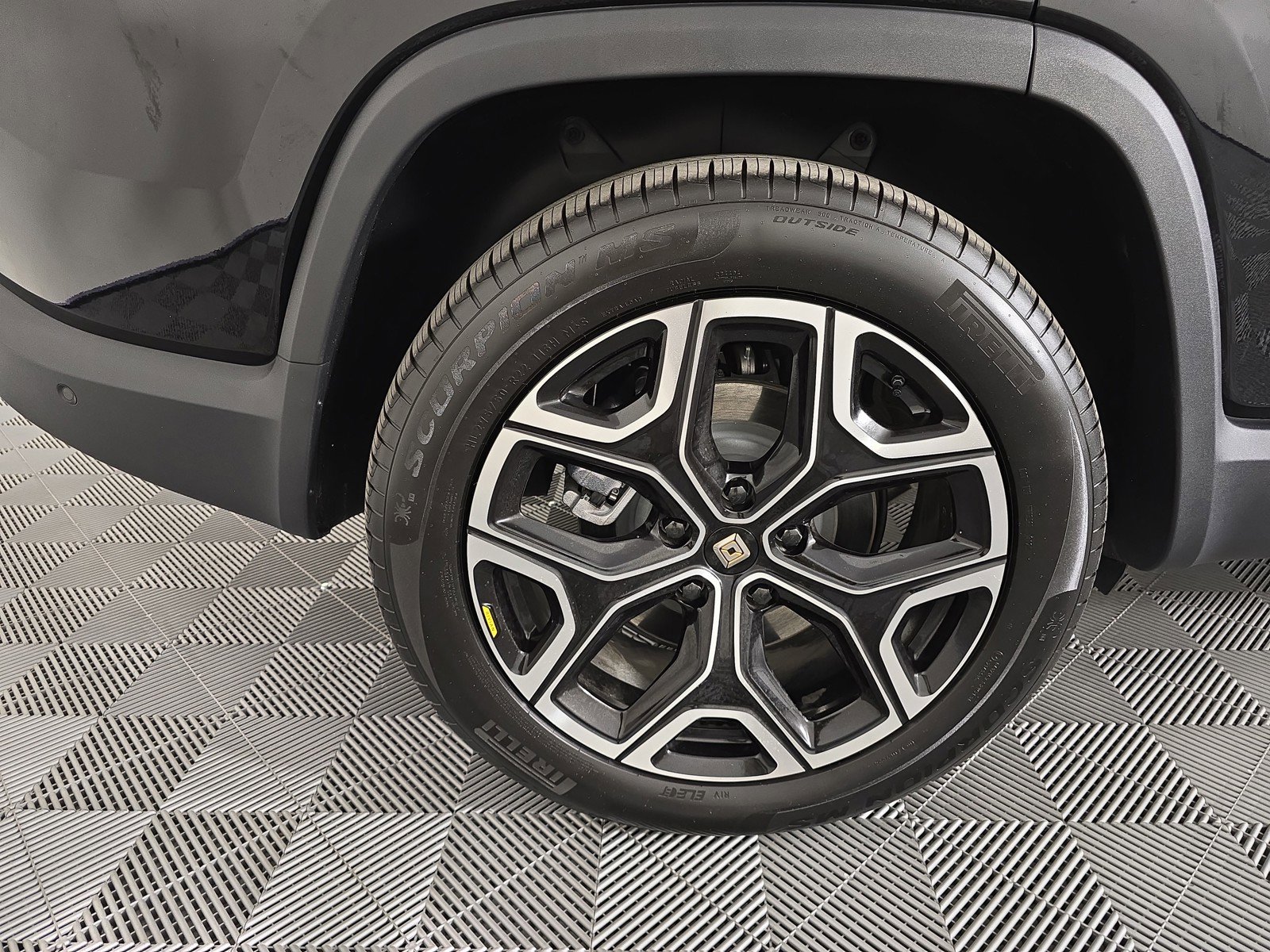 Used 2024 Rivian R1S Adventure AWD/4WD image 12