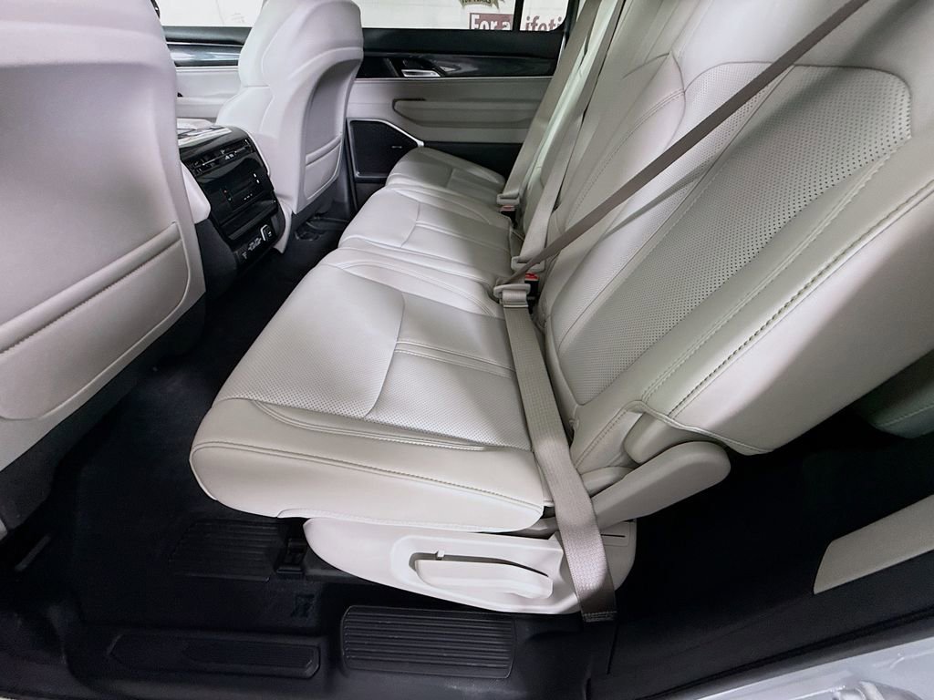 Used 2023 Jeep Wagoneer 4WD w/ Premium Group I image 30