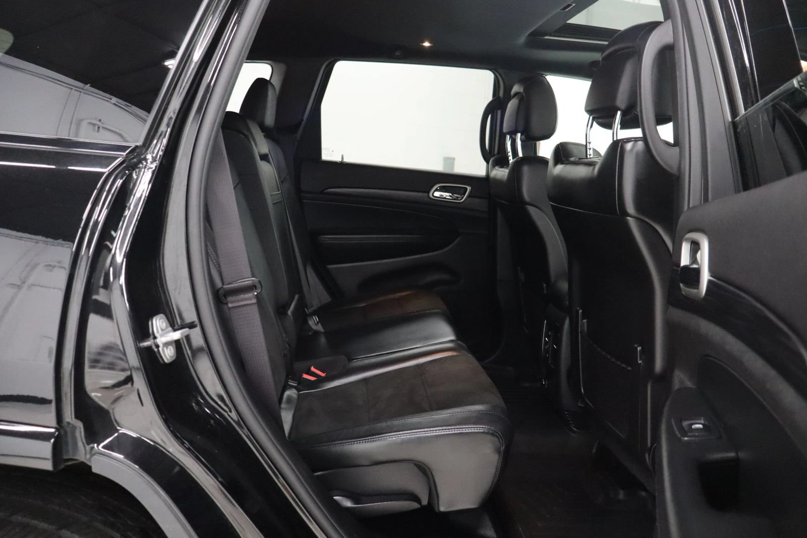 Used 2019 Jeep Grand Cherokee Altitude AWD/4WD image 21
