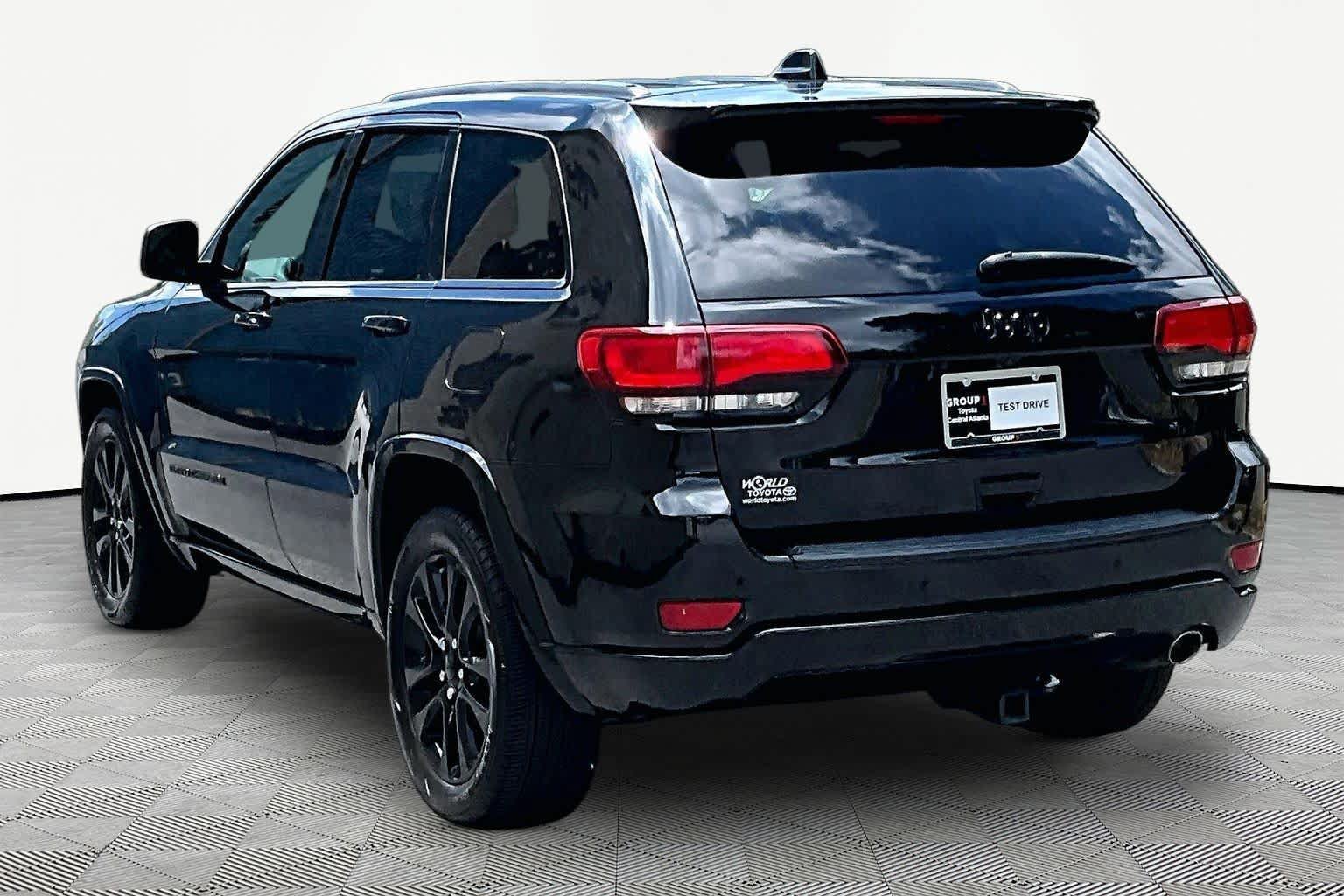 Used 2018 Jeep Grand Cherokee Altitude RWD image 12