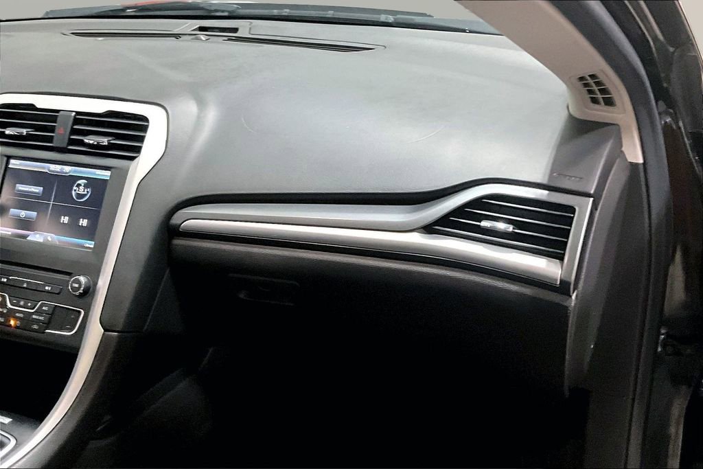 Used 2016 Ford Fusion SE image 25