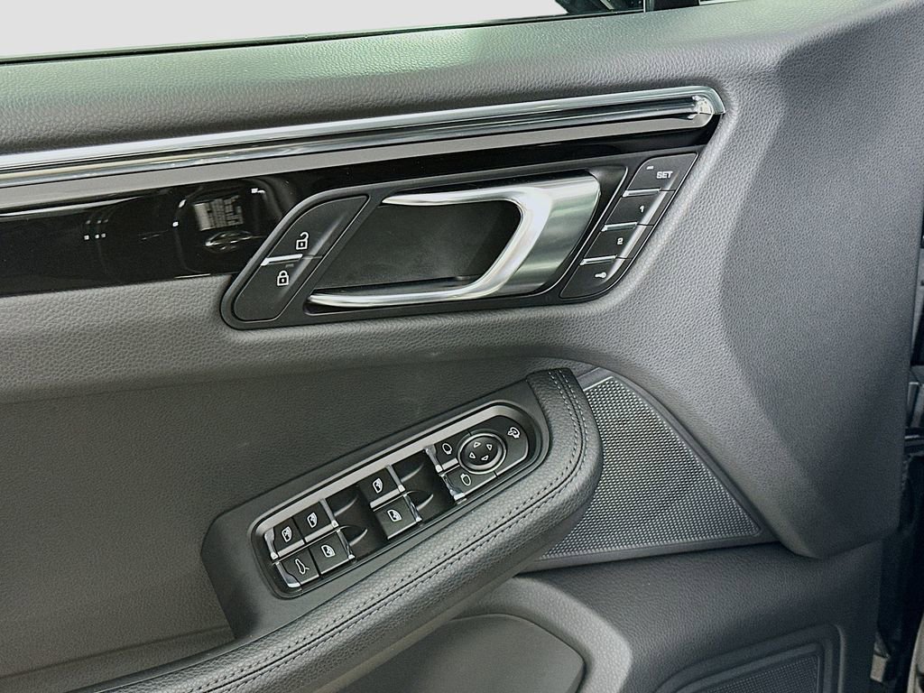 Used 2025 Porsche Macan image 20