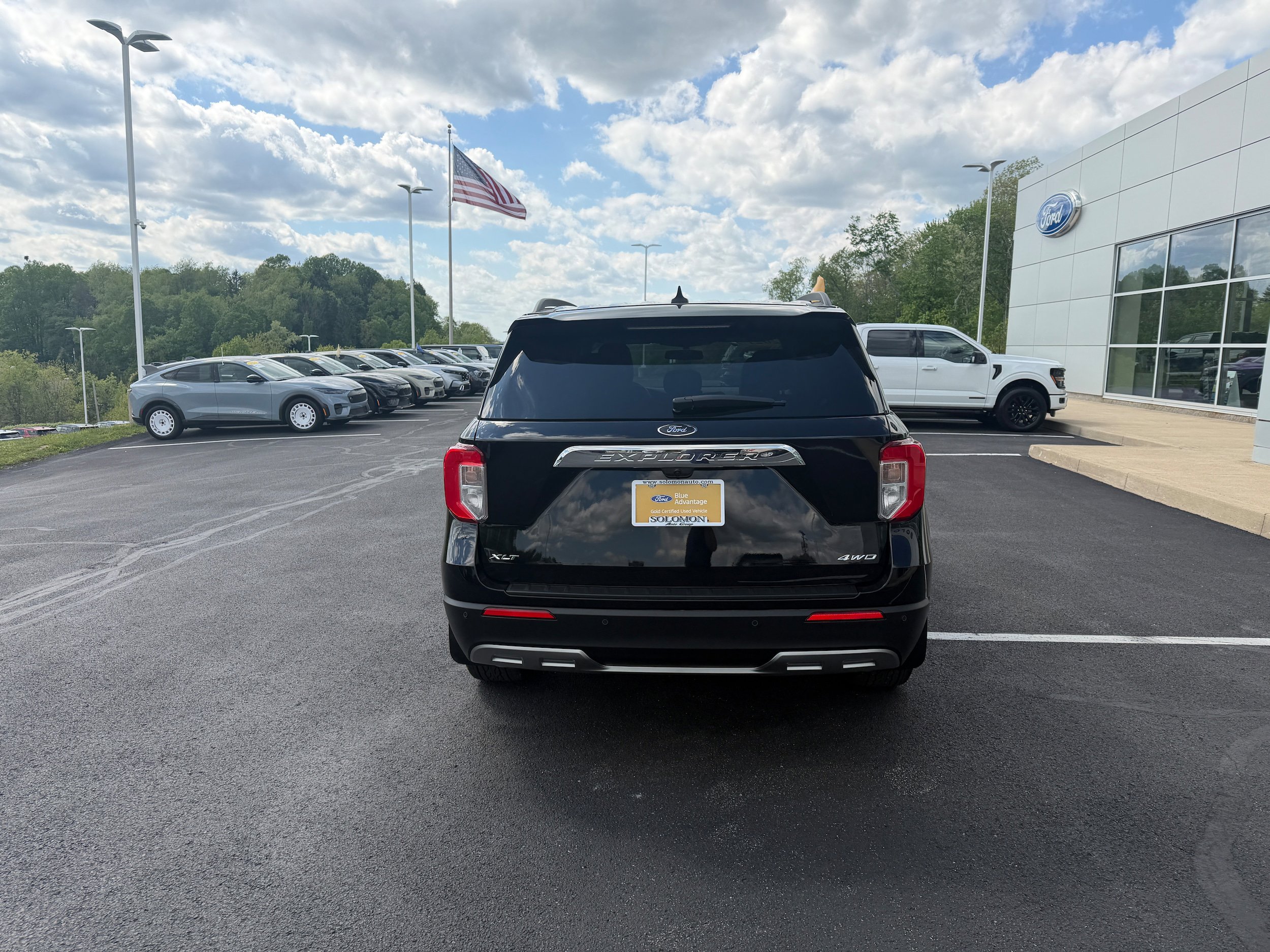 Certified 2021 Ford Explorer XLT w/ Equipment Group 202A AWD/4WD image 7