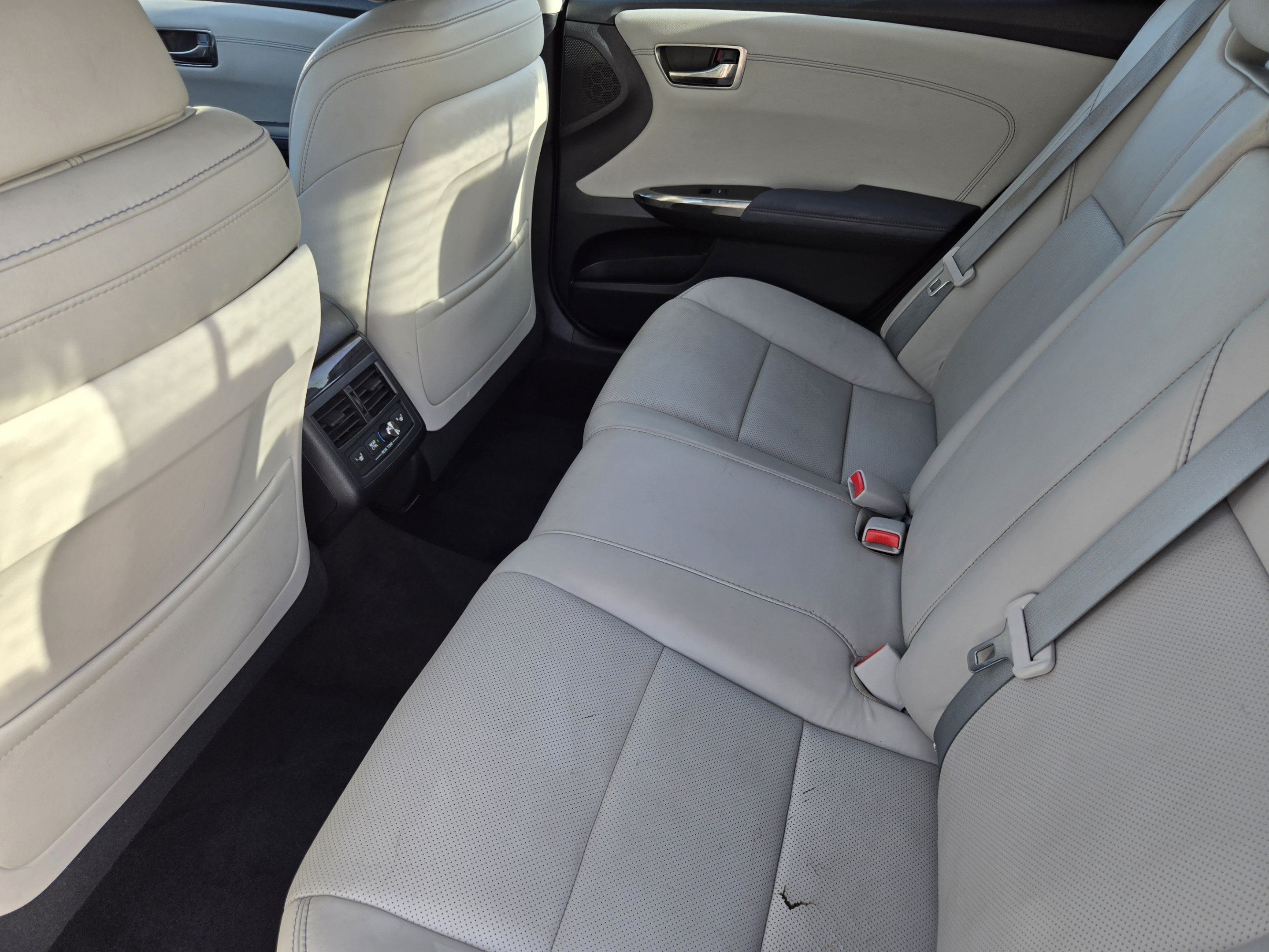 Used 2014 Toyota Avalon Limited w/ Technology Package FWD image 27