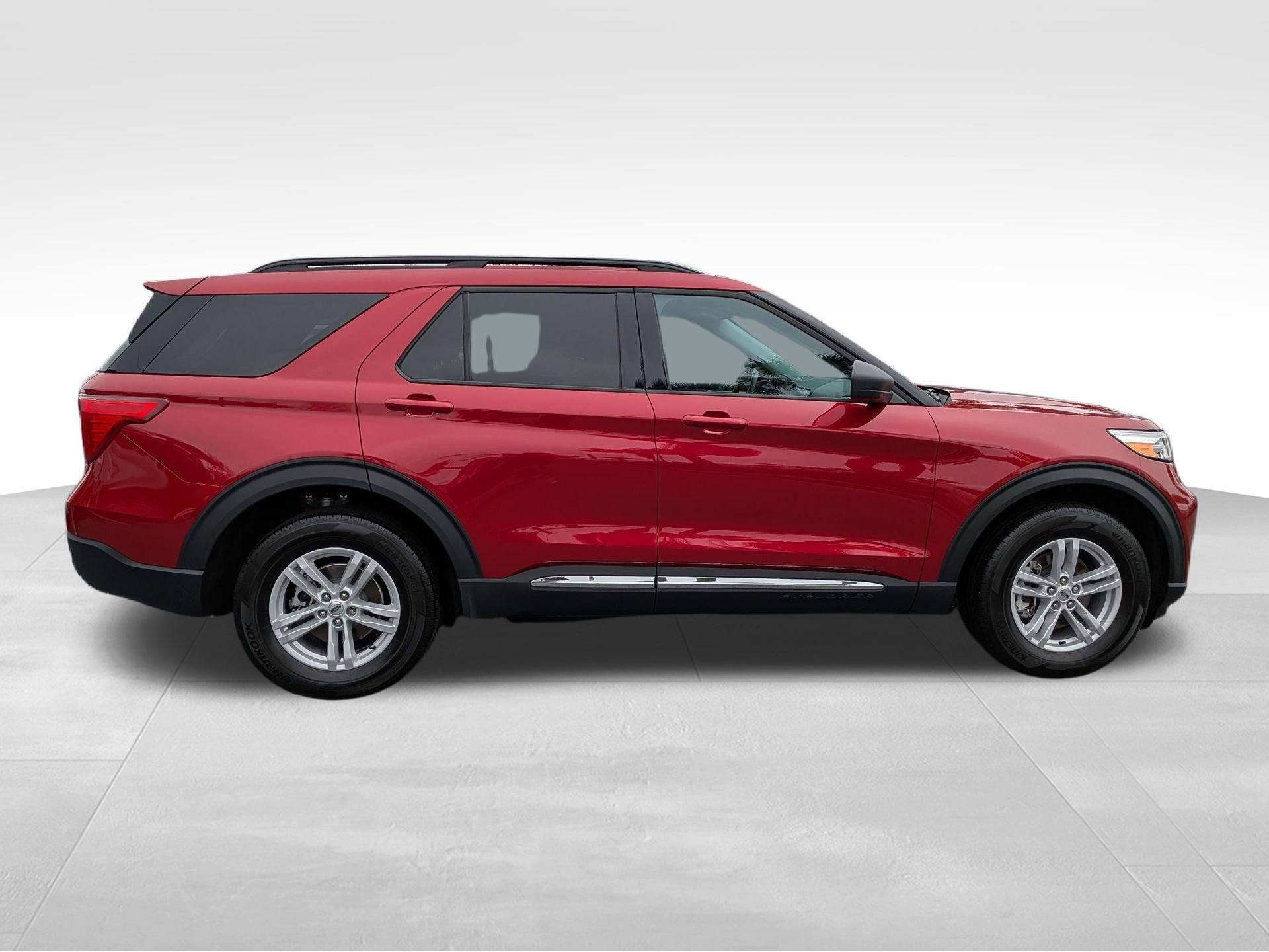 Used 2023 Ford Explorer XLT image 4