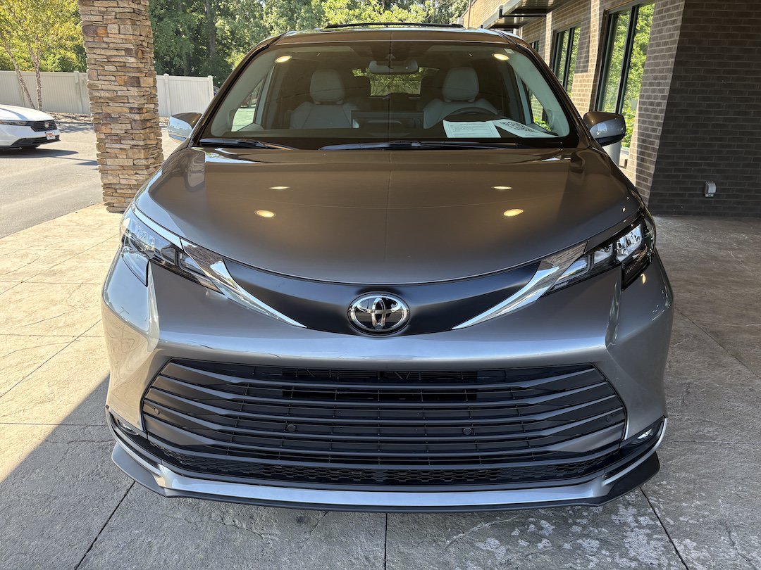 Used 2026 Toyota Sienna XLE AWD/4WD image 3