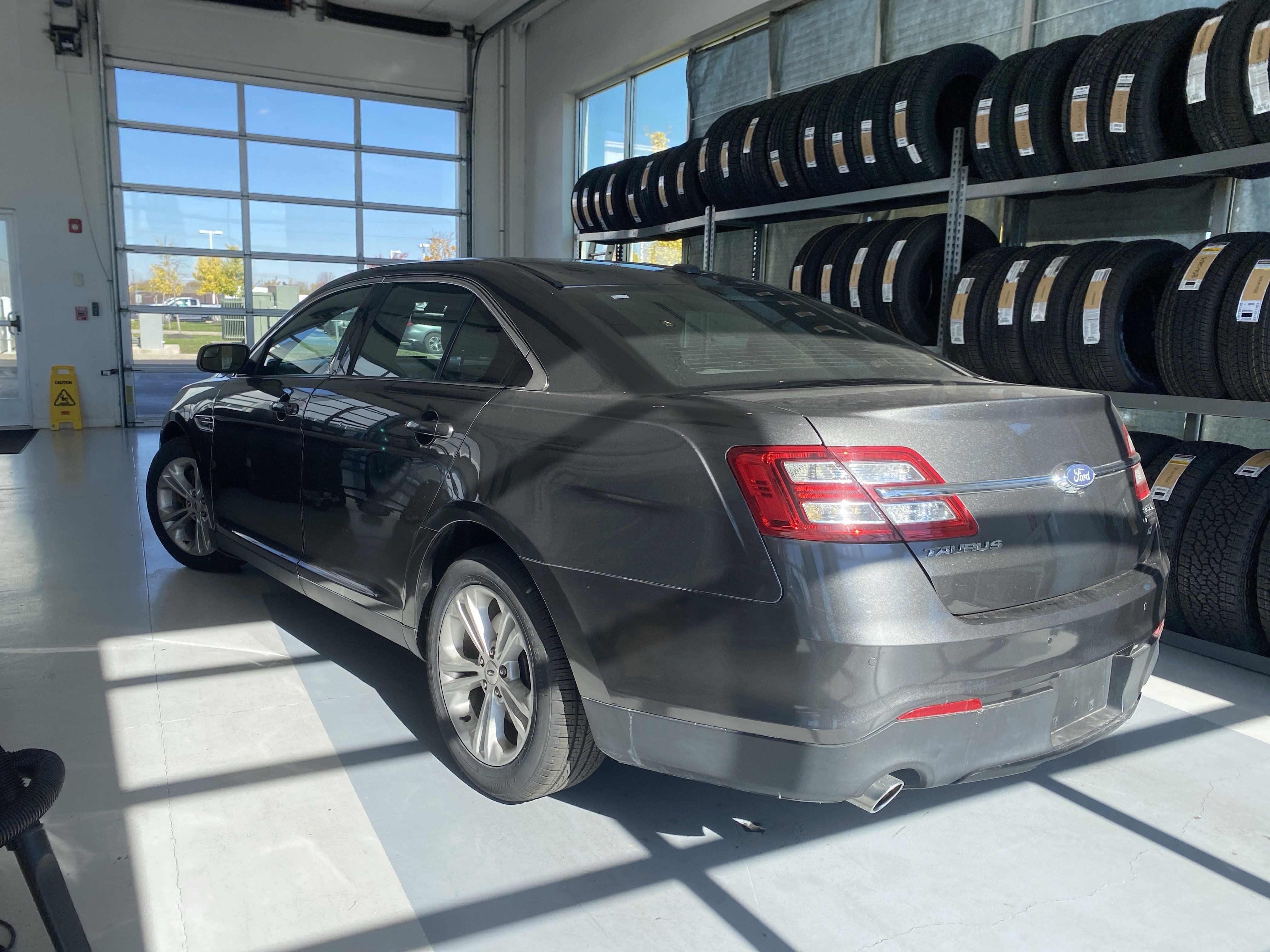 Used 2018 Ford Taurus SEL image 3