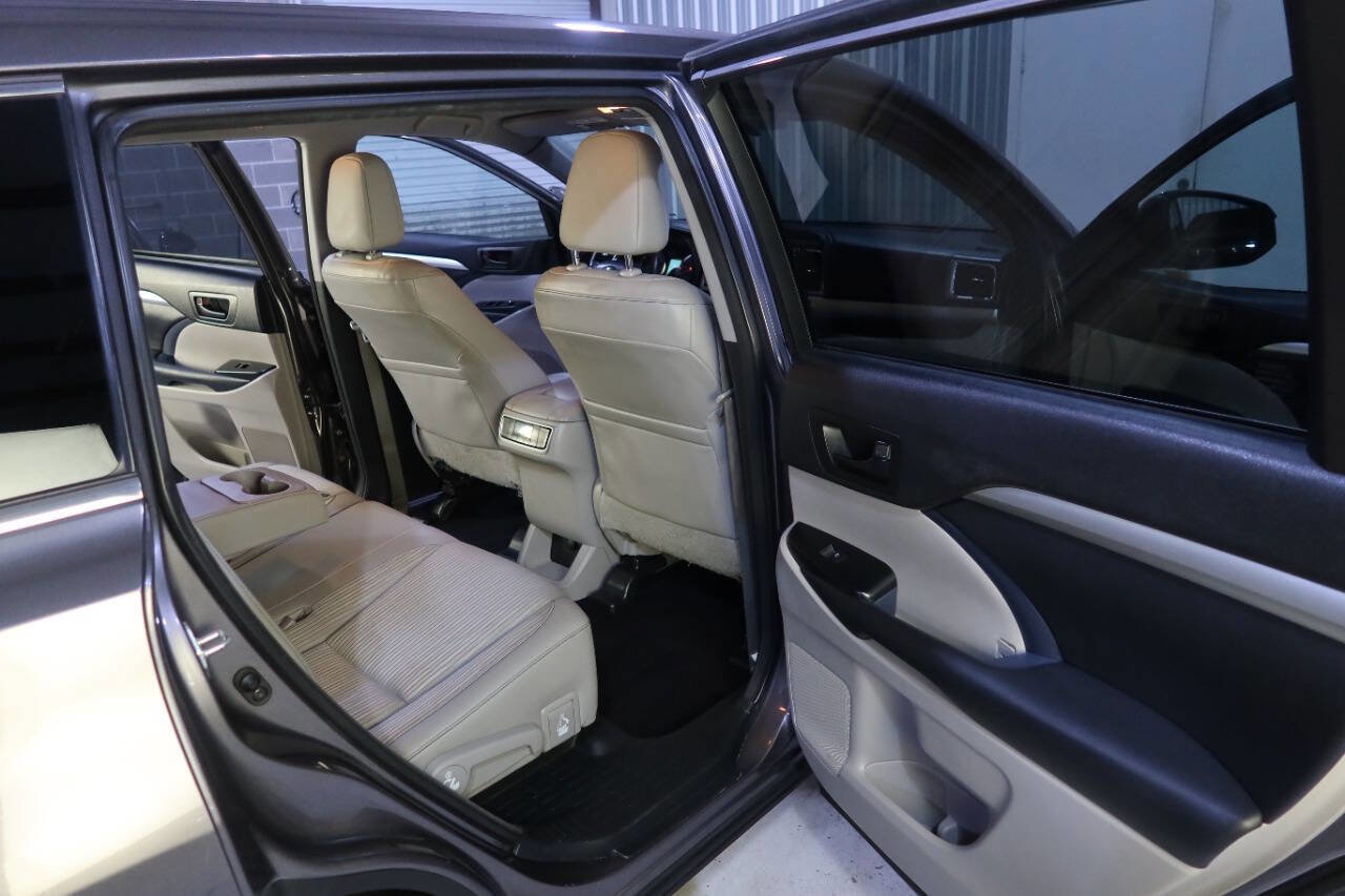 Used 2014 Toyota Highlander Plus AWD/4WD image 14