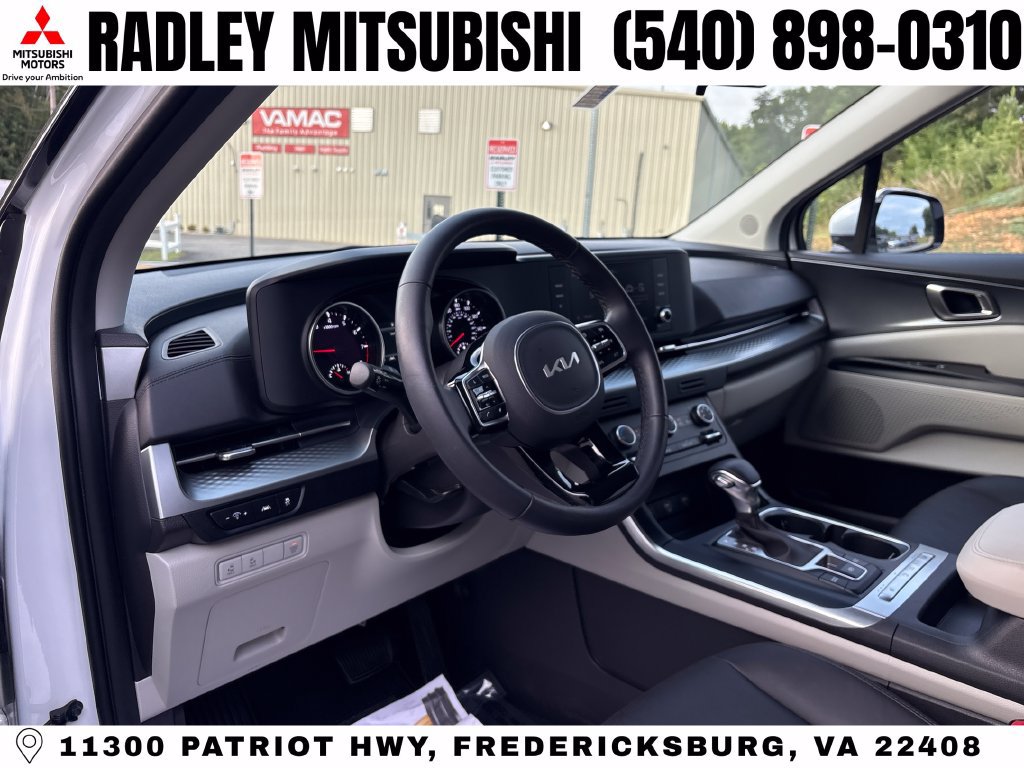 Used 2023 Kia Carnival LX FWD image 4