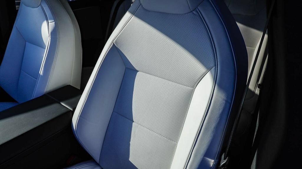 Used 2025 Tesla Cybertruck AWD Crew Cab image 30