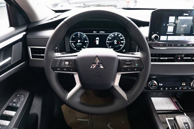 New 2025 Mitsubishi Outlander SE image 12