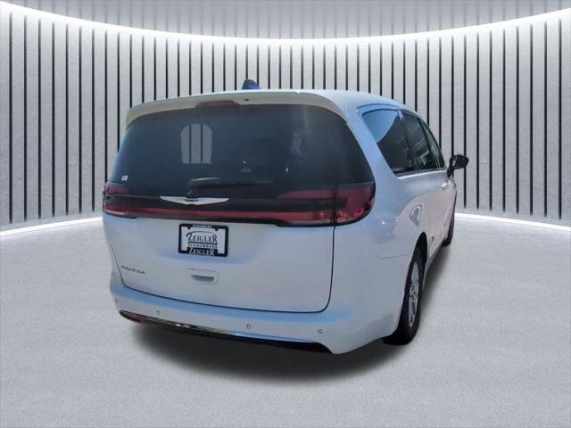 Certified 2024 Chrysler Pacifica Touring-L FWD image 8