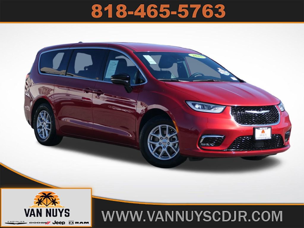 Used 2025 Chrysler Pacifica Select